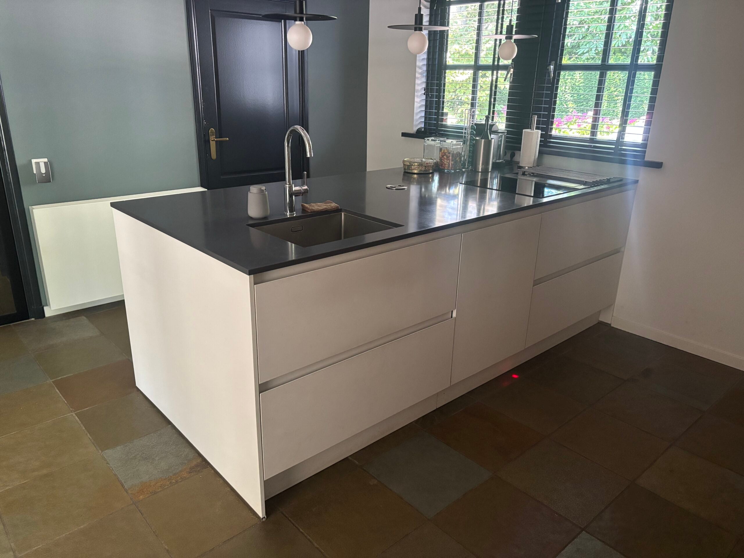 Moderne eilandkeuken hout/wit – AEG, Bosch-Novy apparaten - Afbeelding 3