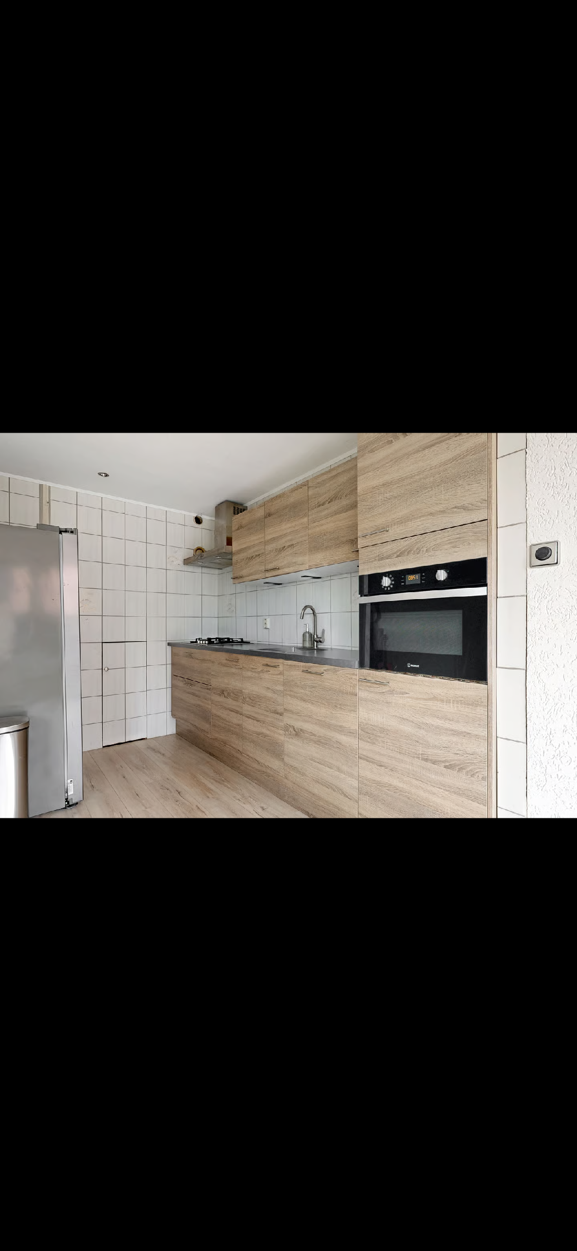 Moderne houtkleurige rechte keuken + apparatuur