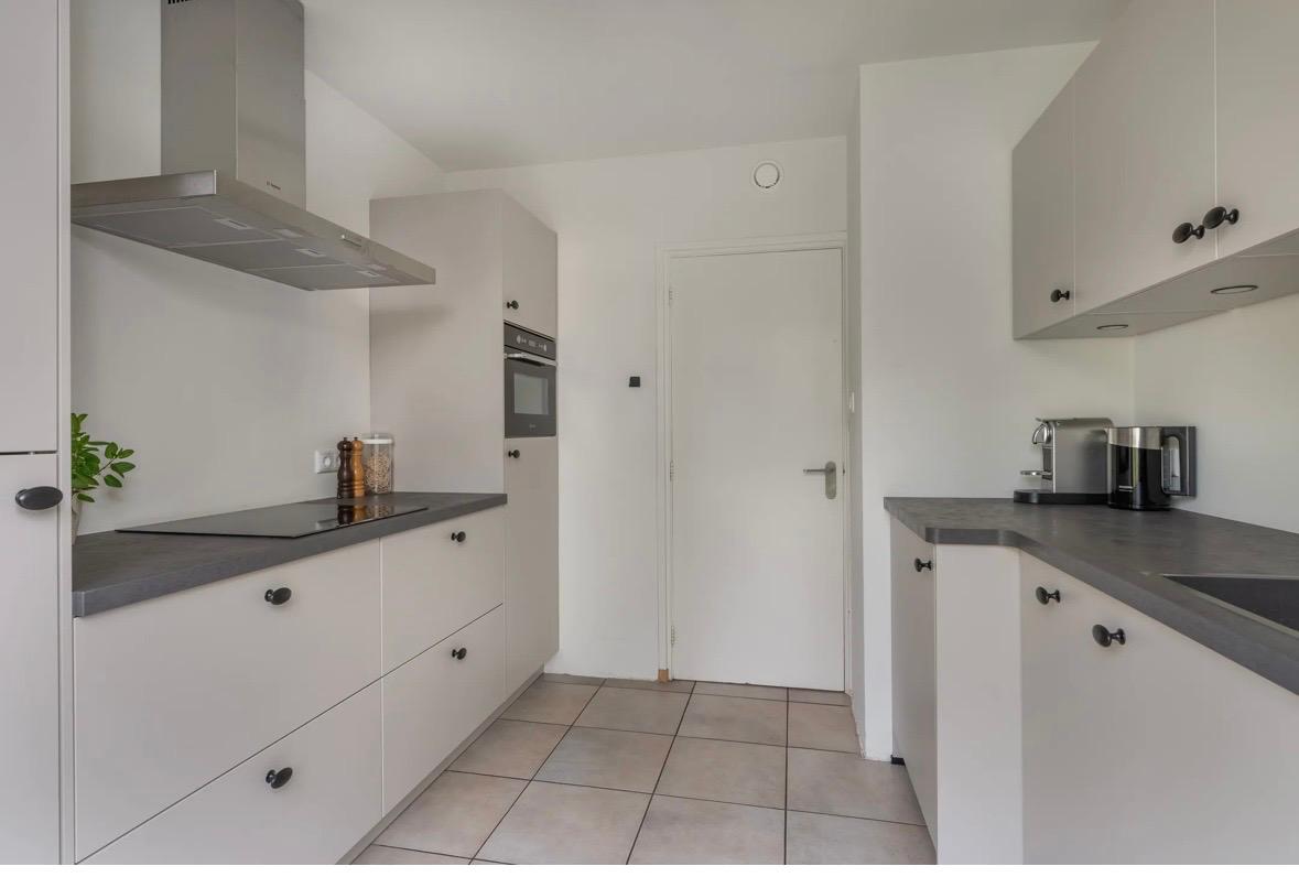 Moderne taupe/beige dubbelwandige keuken - Afbeelding 2