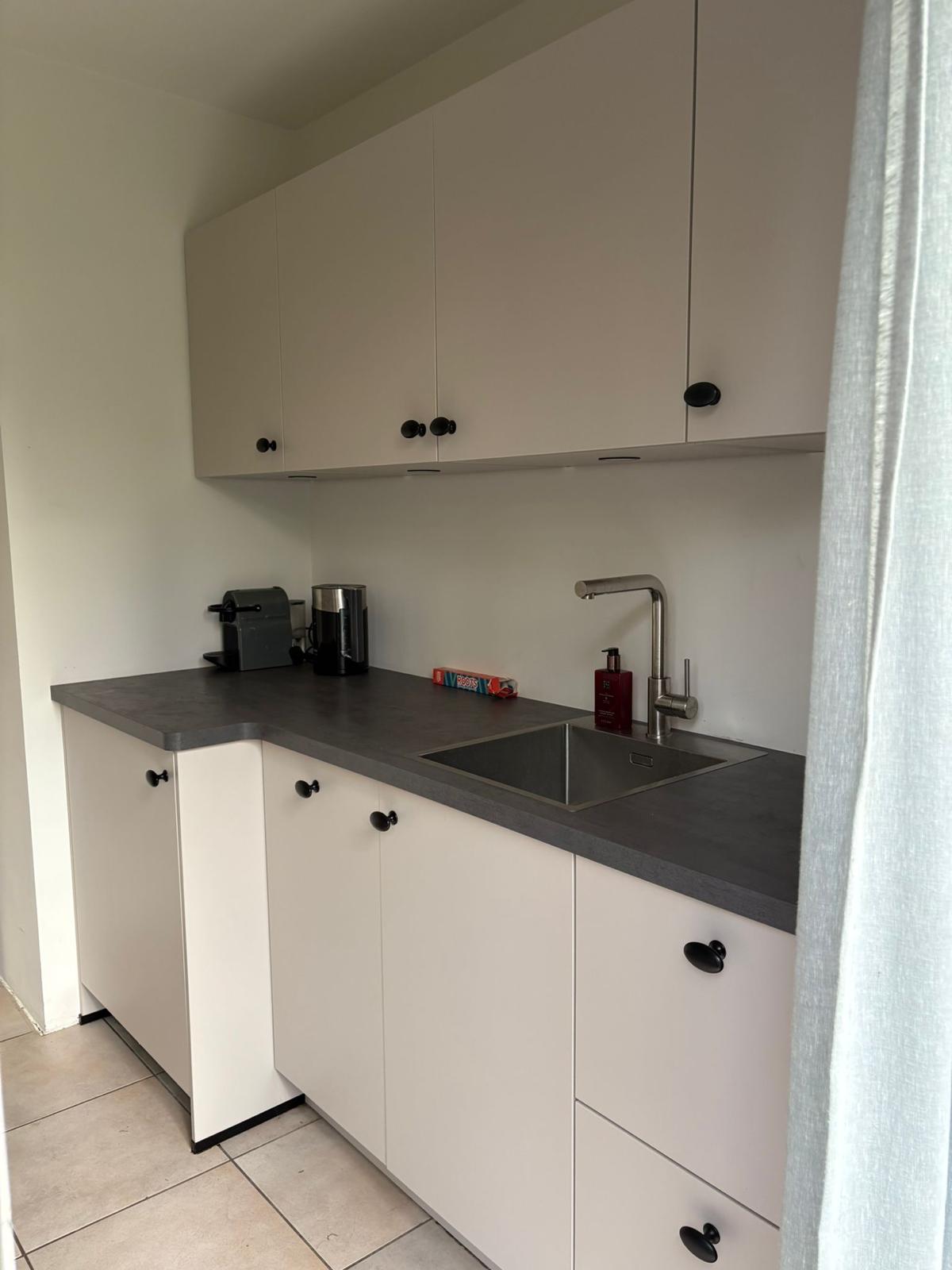 Moderne taupe/beige dubbelwandige keuken - Afbeelding 4