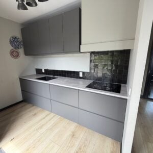 Moderne matgrijze dubbelwandige keuken - compleet met apparatuur Moderne matgrijze