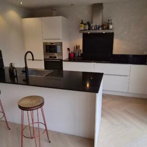 Moderne mat witte eilandkeuken