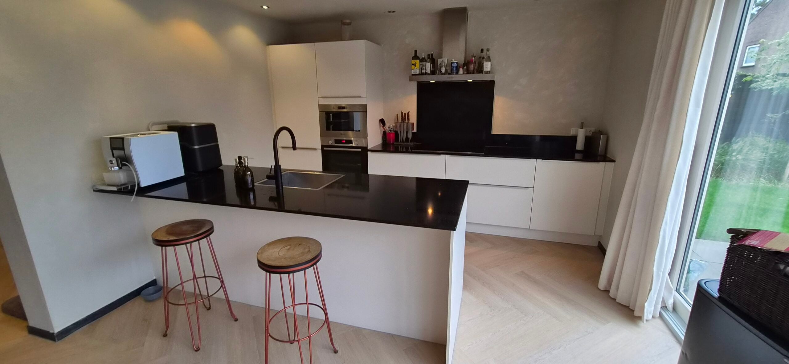 Moderne mat witte eilandkeuken