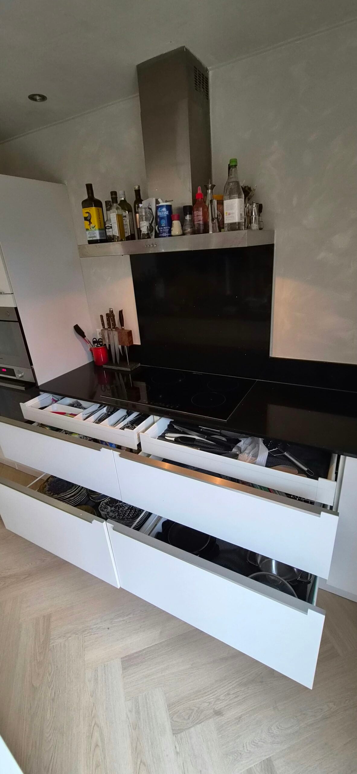 Moderne mat witte eilandkeuken - Afbeelding 2