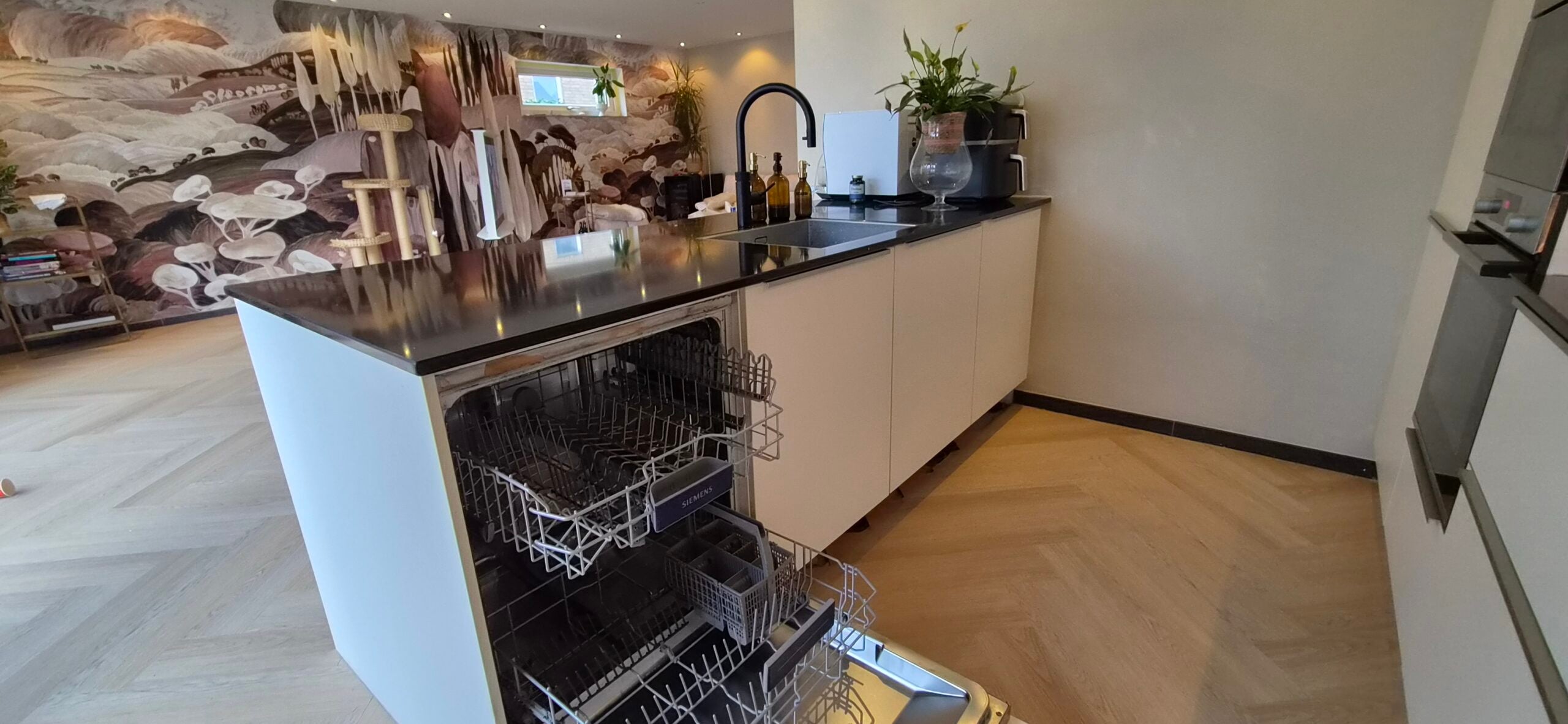 Moderne mat witte eilandkeuken - Afbeelding 3