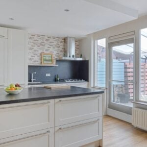 PRACHTIGE MODERNE MAT WITTE EILANDKEUKEN+graniet