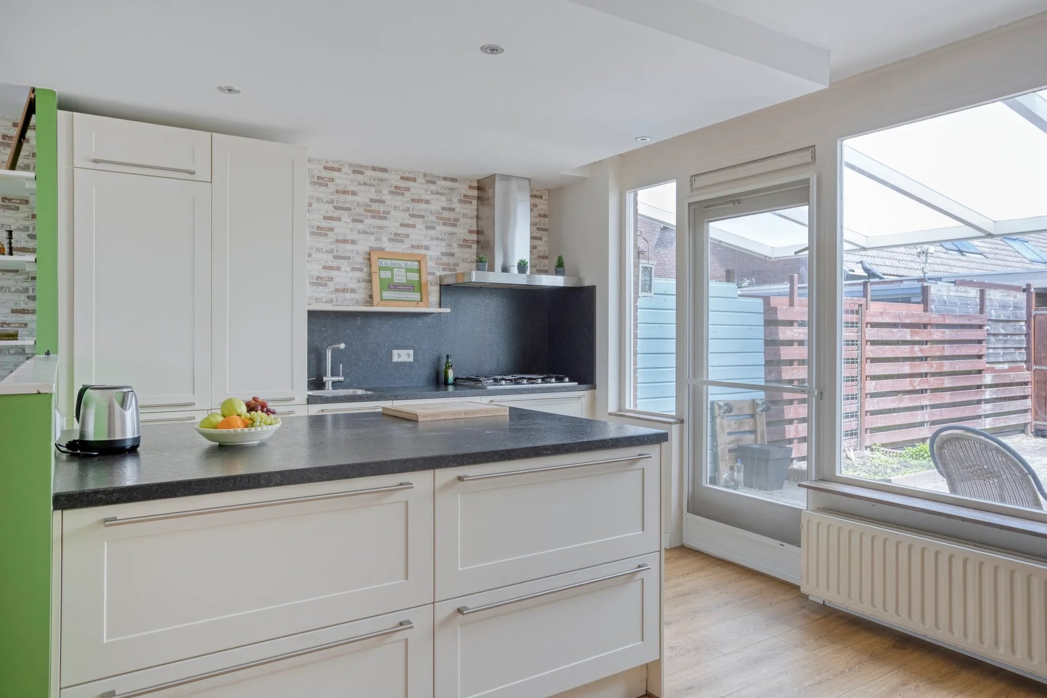 PRACHTIGE MODERNE MAT WITTE EILANDKEUKEN+graniet