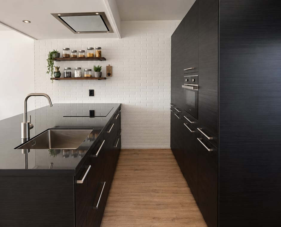 Moderne houtnerf zwarte IKEA eilandkeuken incl. inbouwapparatuur - Afbeelding 2
