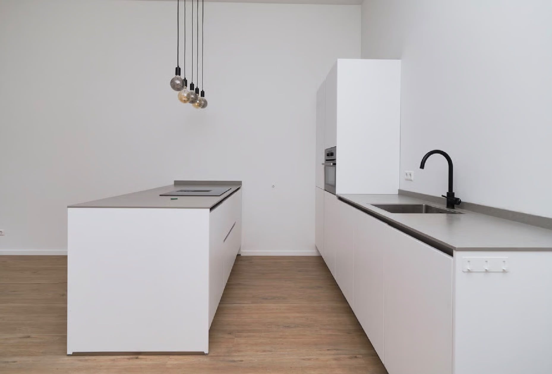 Prachtige Moderne mat witte eilandkeuken incl. alle AEG inbouwapparatuur
