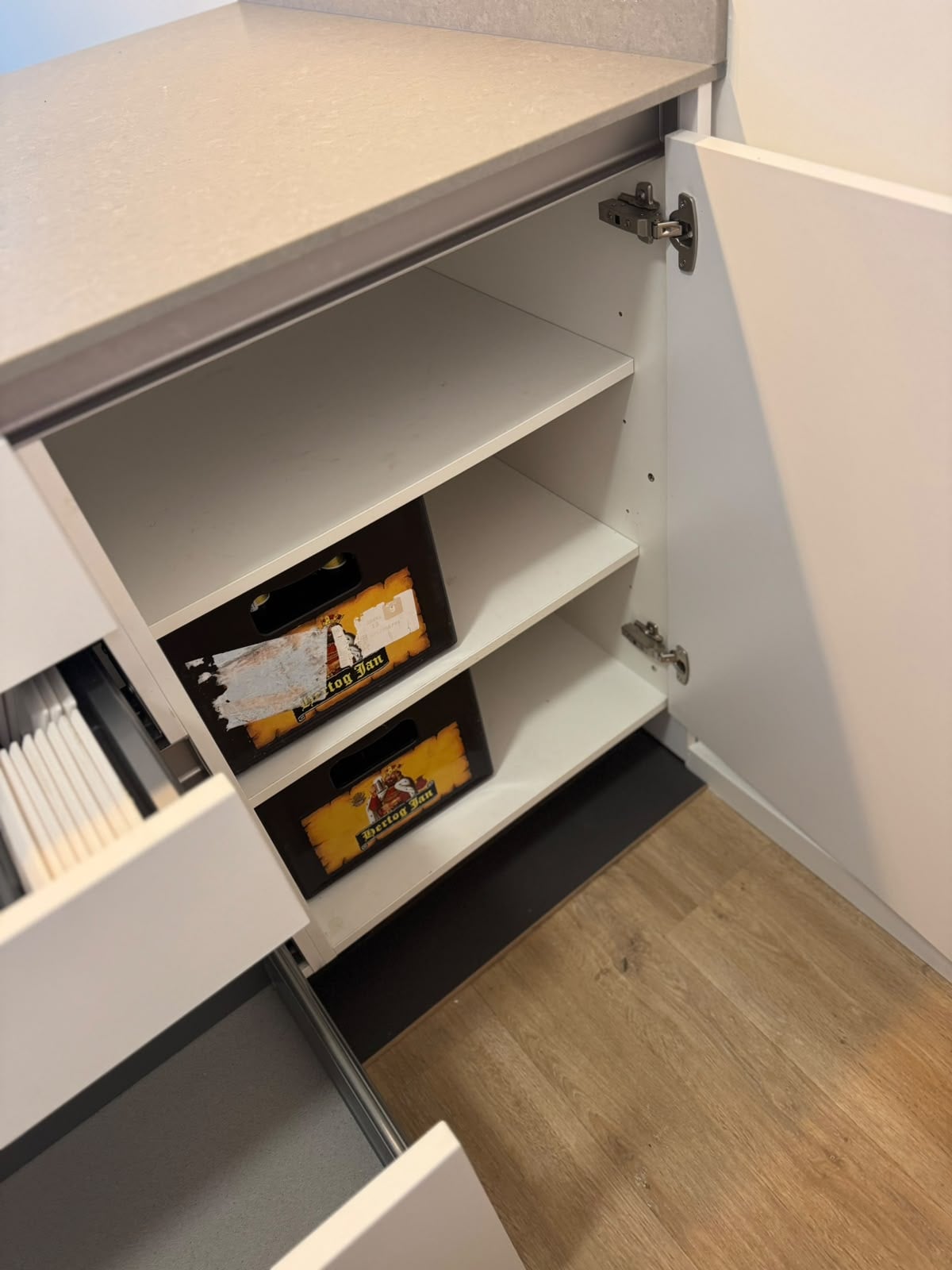 Prachtige Moderne mat witte eilandkeuken incl. alle AEG inbouwapparatuur - Afbeelding 11