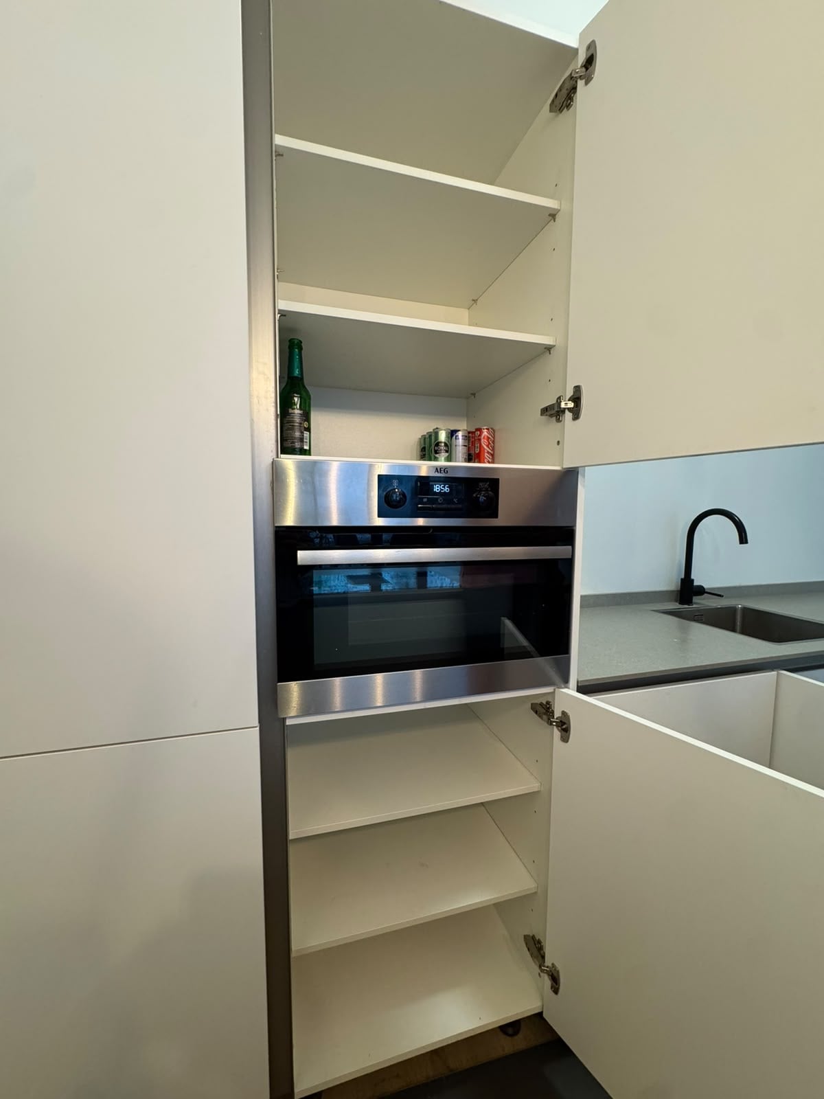 Prachtige Moderne mat witte eilandkeuken incl. alle AEG inbouwapparatuur - Afbeelding 9