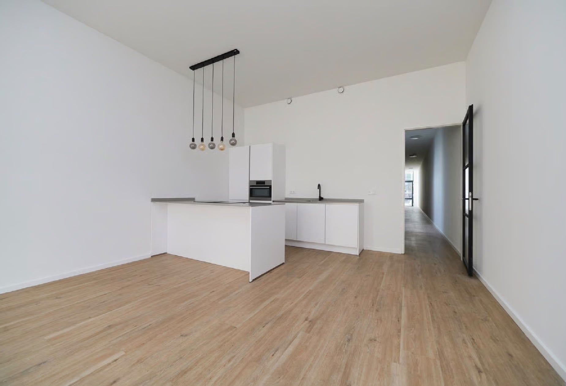 Prachtige Moderne mat witte eilandkeuken incl. alle AEG inbouwapparatuur - Afbeelding 7