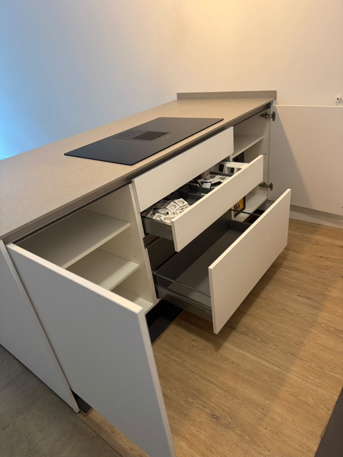 Prachtige Moderne mat witte eilandkeuken incl. alle AEG inbouwapparatuur - Afbeelding 6