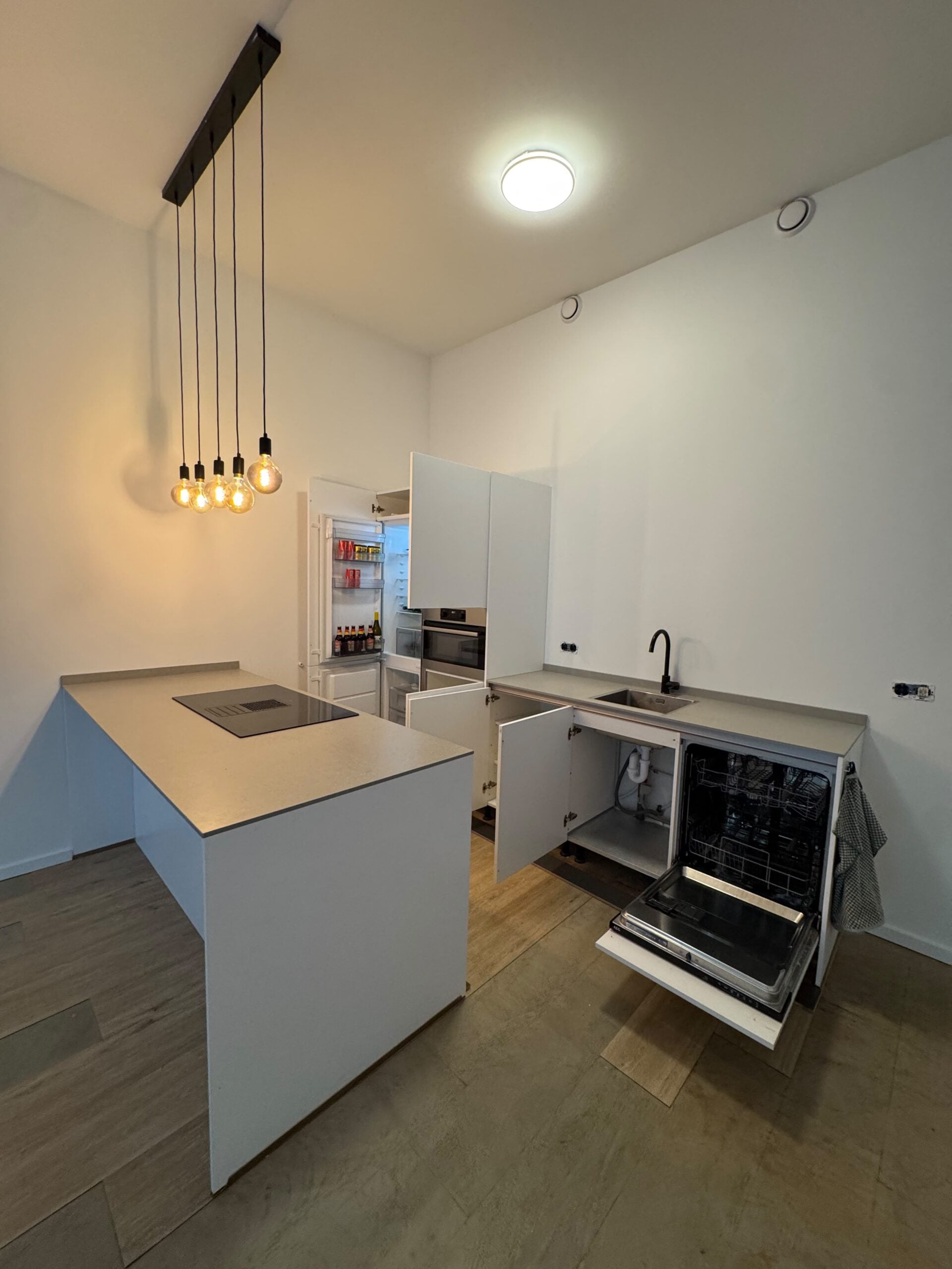 Prachtige Moderne mat witte eilandkeuken incl. alle AEG inbouwapparatuur - Afbeelding 3