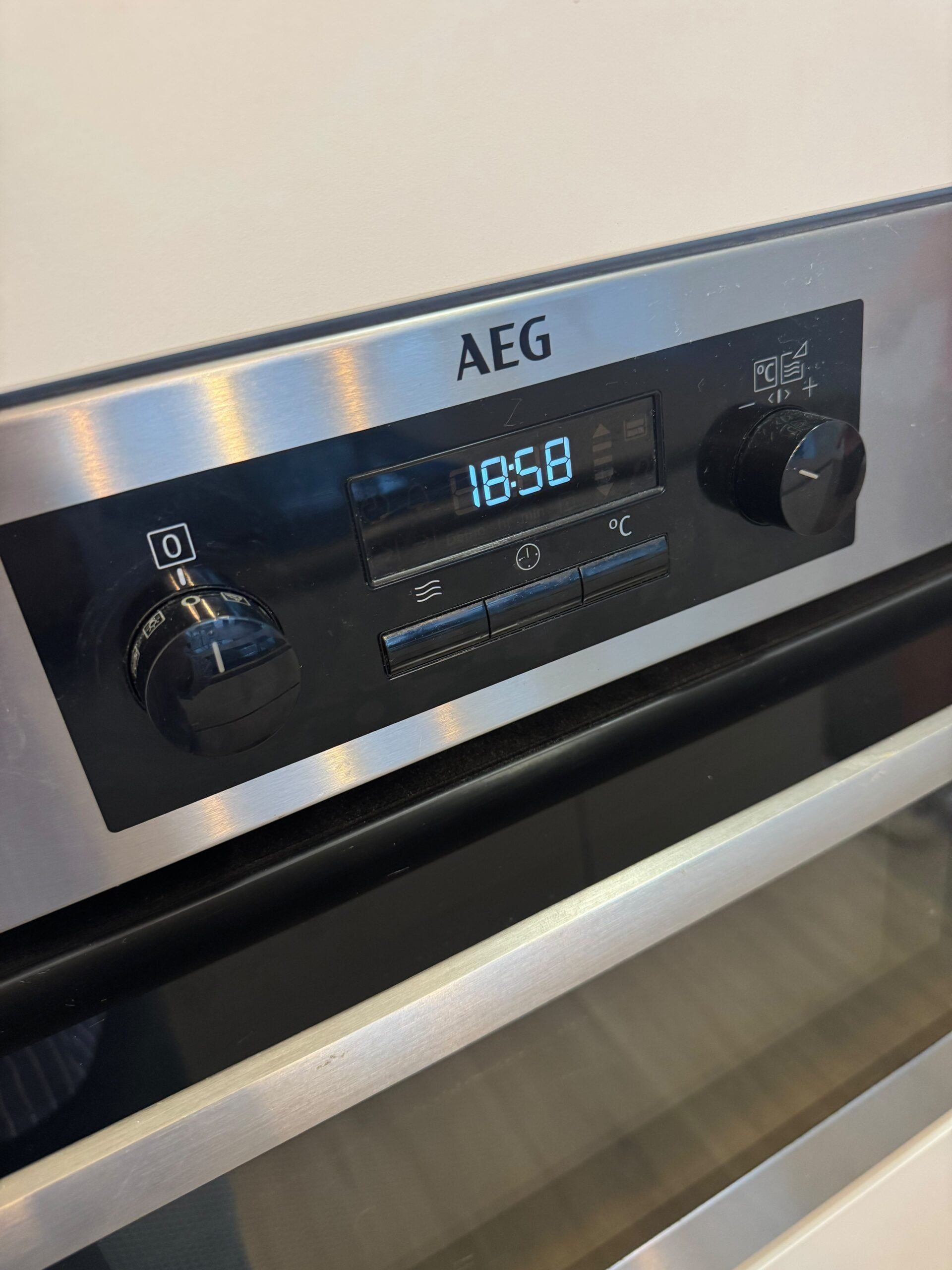 Prachtige Moderne mat witte eilandkeuken incl. alle AEG inbouwapparatuur - Afbeelding 2
