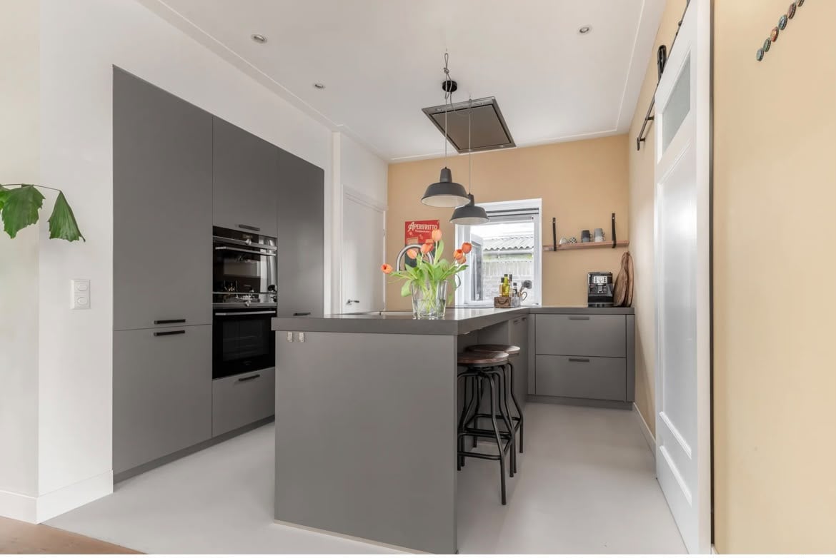 Luxe matgrijze eilandkeuken met Siemens apparatuur & Quooker TOP DEAL