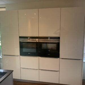 Moderne witte hoogglans eilandkeuken