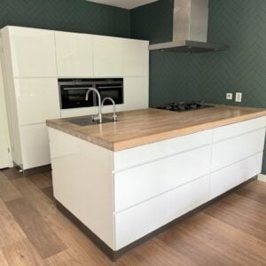 Prachtige LUXE KVIK HOOGGLANS WITTE KEUKEN – COMPLEET MET APPARATUUR