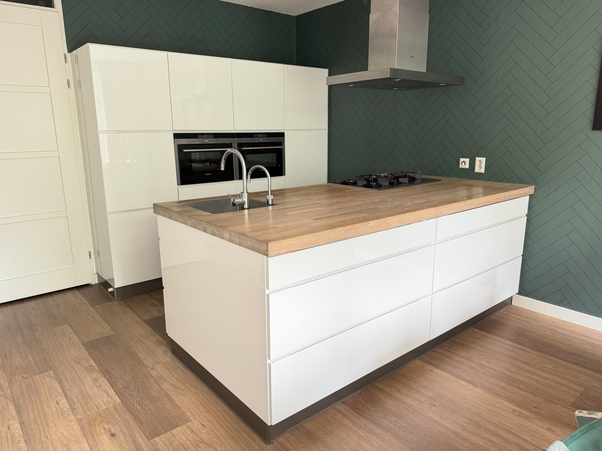 Prachtige LUXE KVIK HOOGGLANS WITTE KEUKEN β COMPLEET MET APPARATUUR
