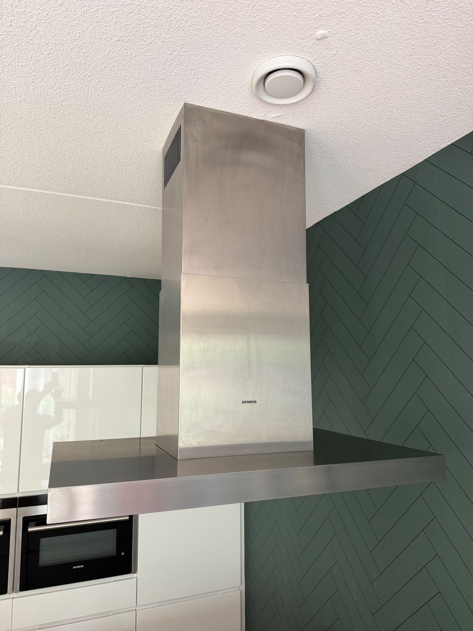 Prachtige LUXE KVIK HOOGGLANS WITTE KEUKEN β COMPLEET MET APPARATUUR - Afbeelding 2
