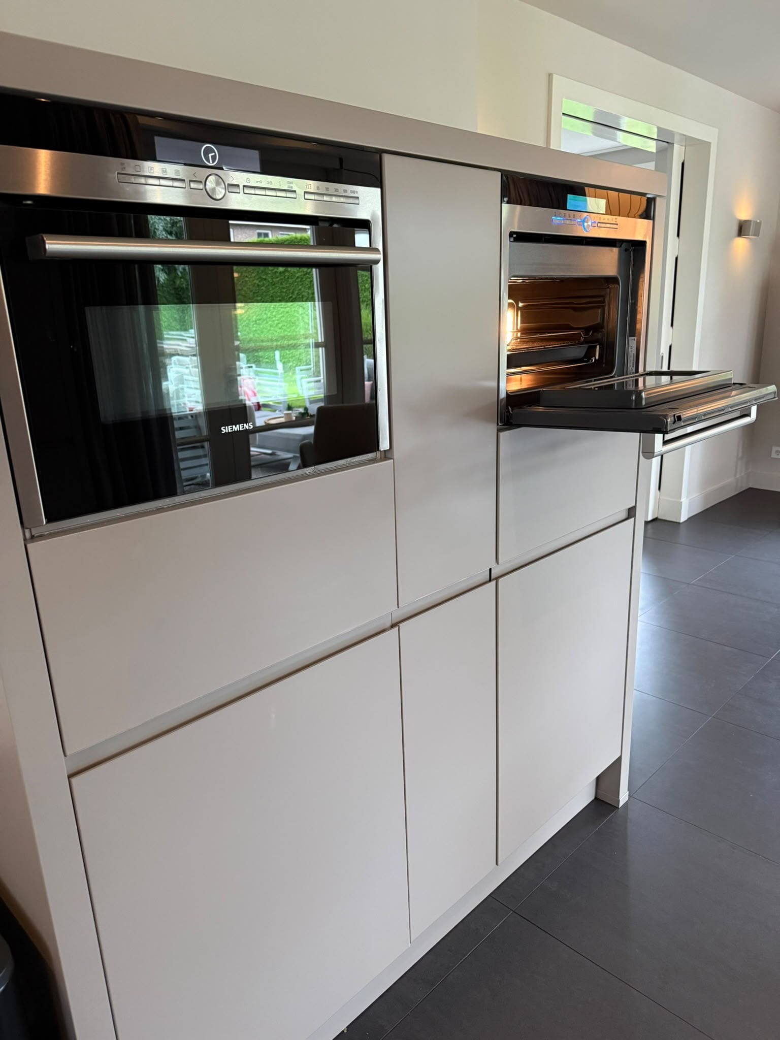 Moderne mat taupe keuken - Afbeelding 2
