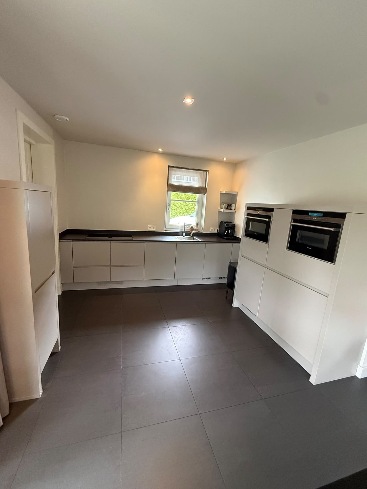 Moderne mat taupe keuken - Afbeelding 5