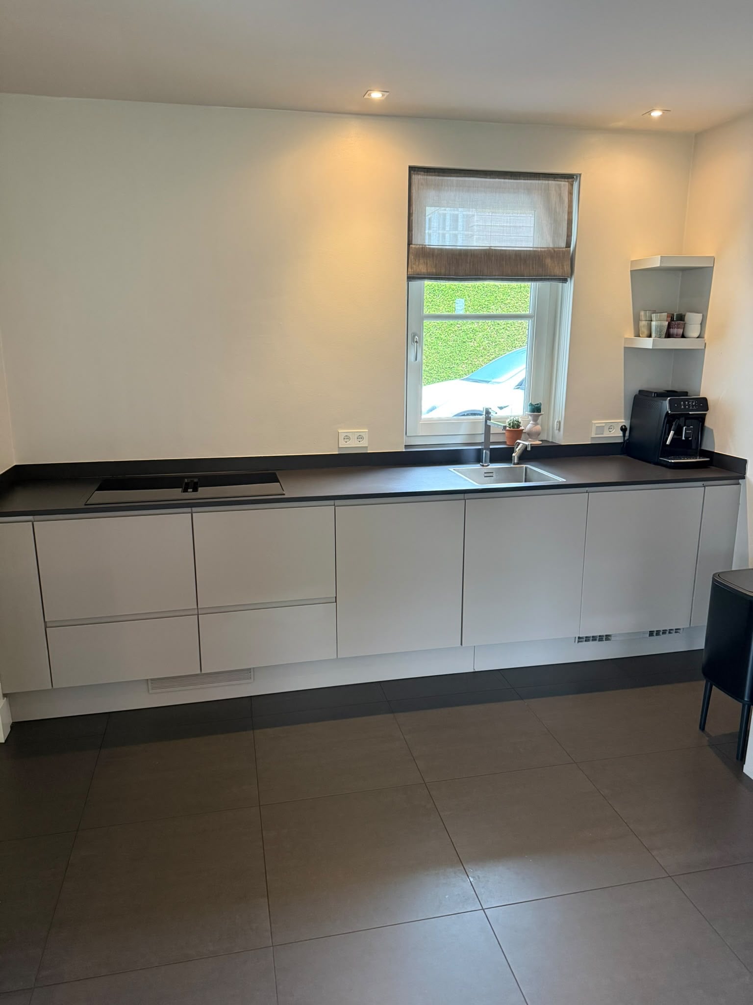 Moderne mat taupe keuken - Afbeelding 8