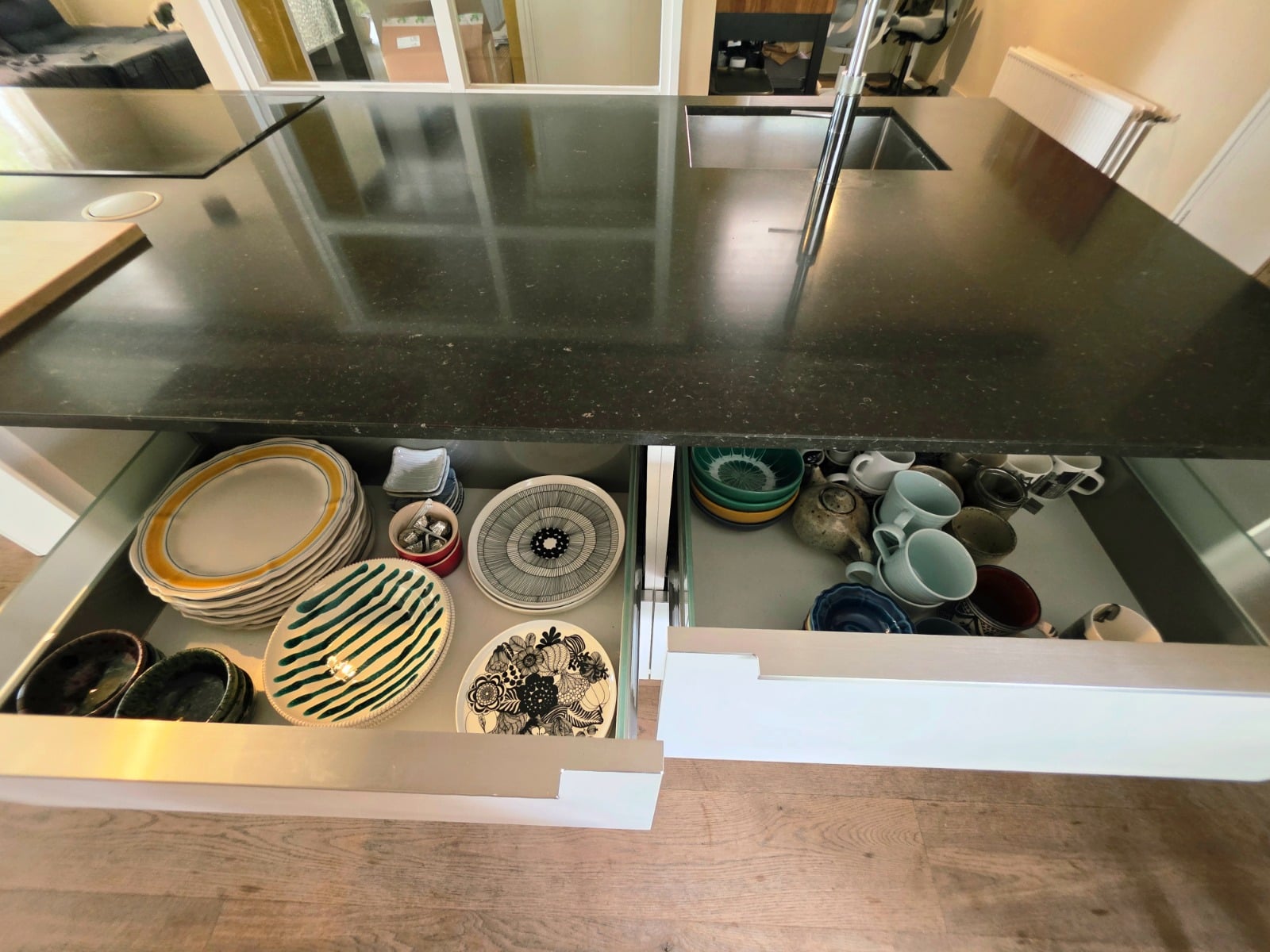 MODERNE HOUTKLEURIGE / MAT WITTE EILANDKEUKEN DIRECT BESCHIKBAAR - Afbeelding 2
