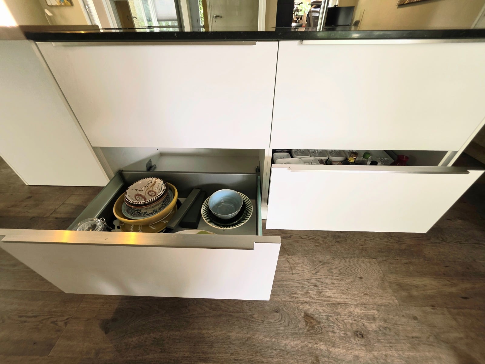 MODERNE HOUTKLEURIGE / MAT WITTE EILANDKEUKEN DIRECT BESCHIKBAAR - Afbeelding 3