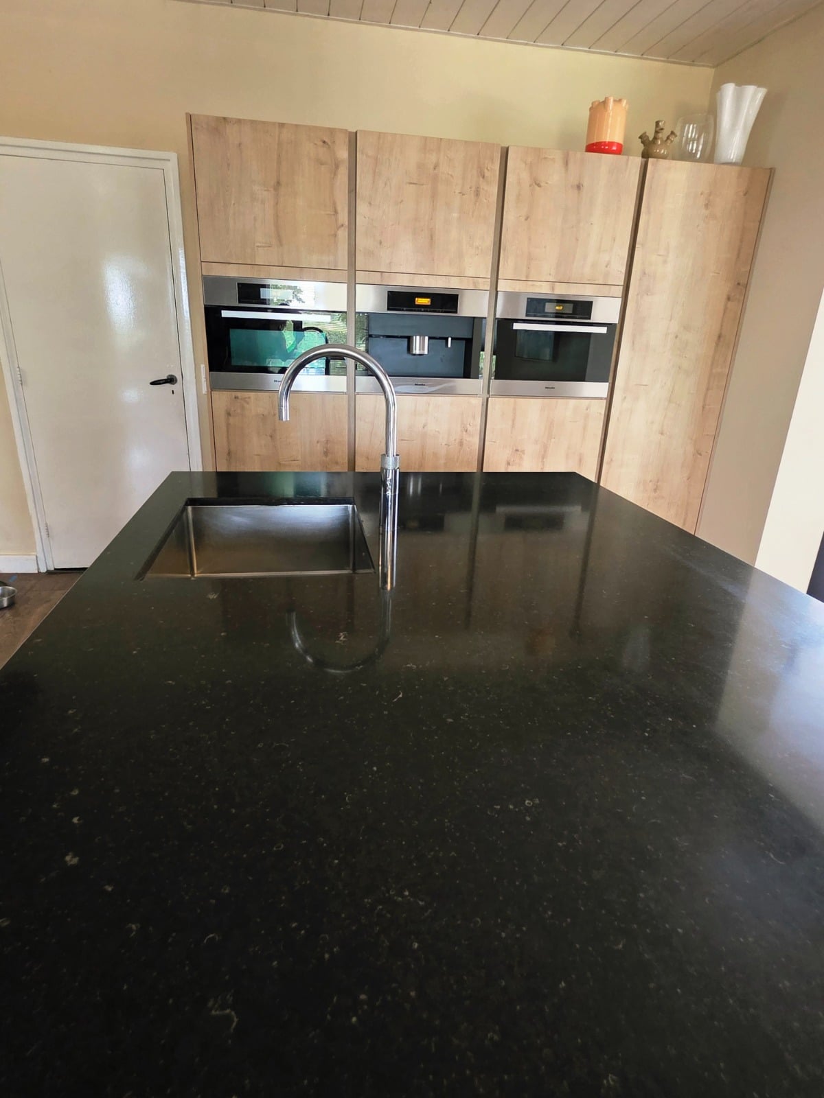 MODERNE HOUTKLEURIGE / MAT WITTE EILANDKEUKEN DIRECT BESCHIKBAAR - Afbeelding 6