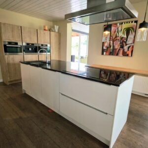 MODERNE HOUTKLEURIGE / MAT WITTE EILANDKEUKEN DIRECT BESCHIKBAAR