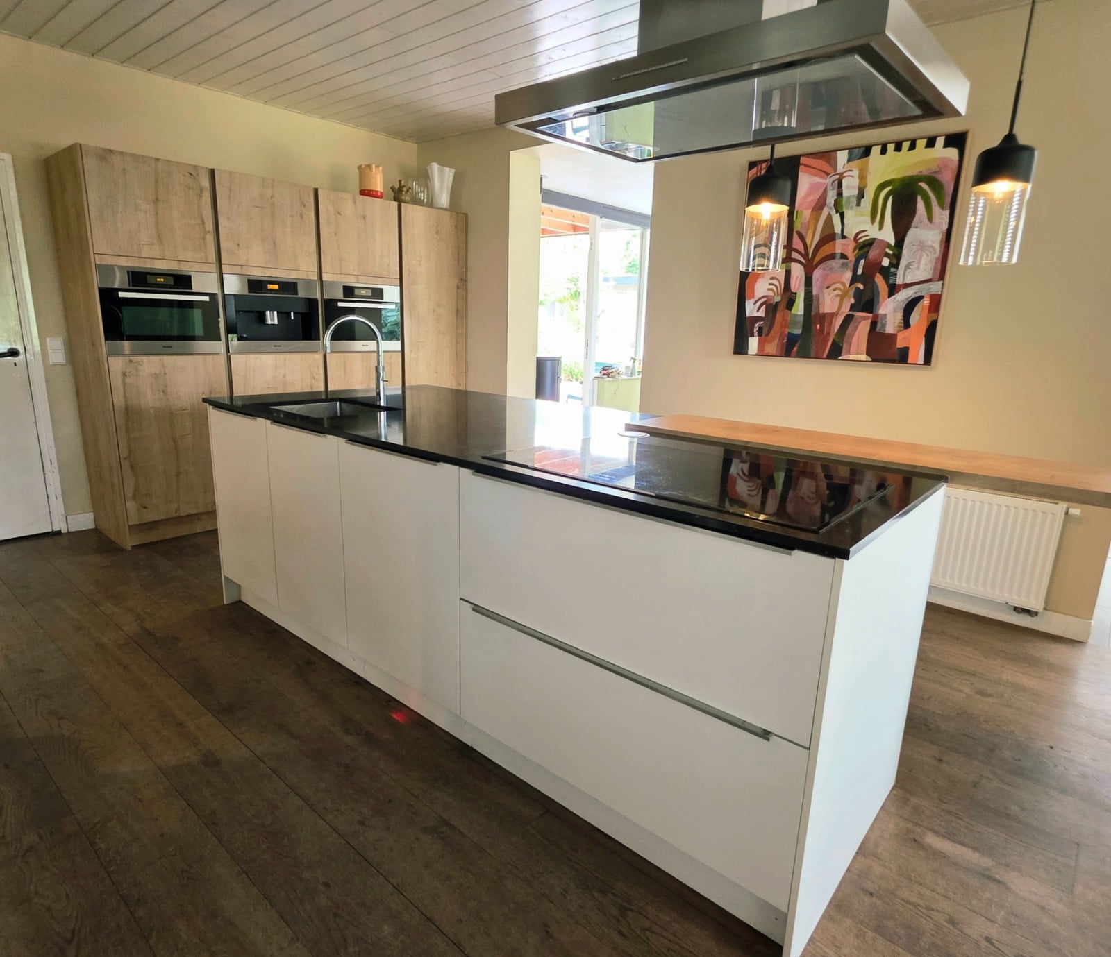 MODERNE HOUTKLEURIGE / MAT WITTE EILANDKEUKEN DIRECT BESCHIKBAAR