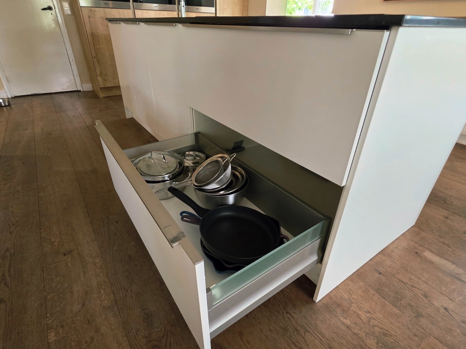 MODERNE HOUTKLEURIGE / MAT WITTE EILANDKEUKEN DIRECT BESCHIKBAAR - Afbeelding 11