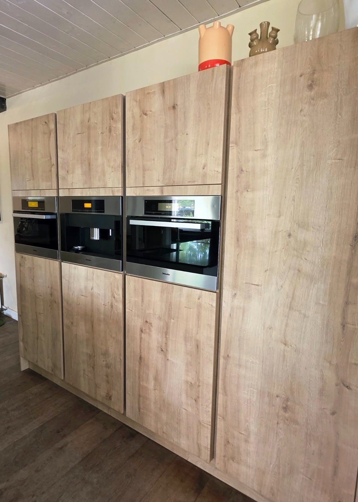 MODERNE HOUTKLEURIGE / MAT WITTE EILANDKEUKEN DIRECT BESCHIKBAAR - Afbeelding 14