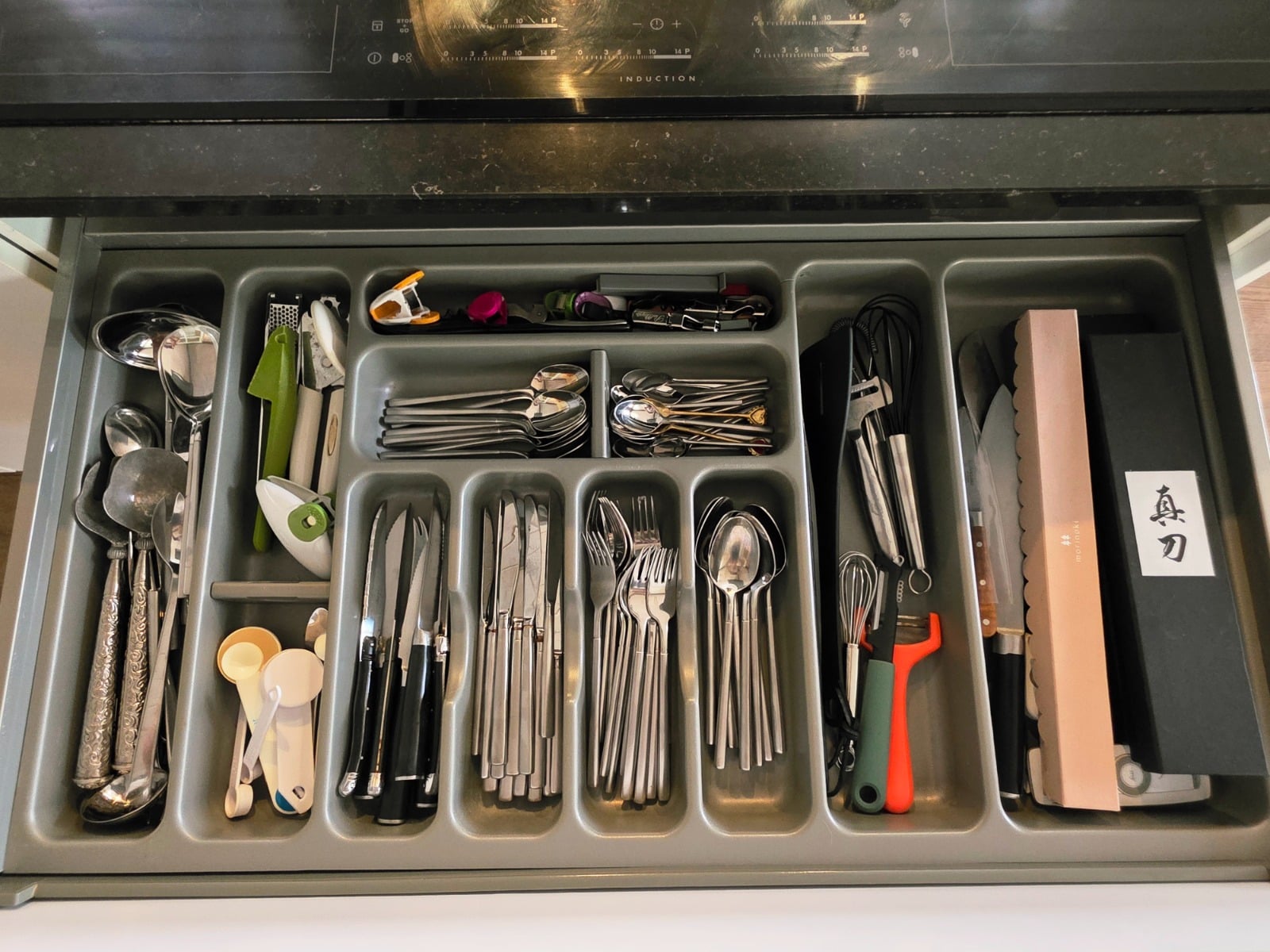 MODERNE HOUTKLEURIGE / MAT WITTE EILANDKEUKEN DIRECT BESCHIKBAAR - Afbeelding 17