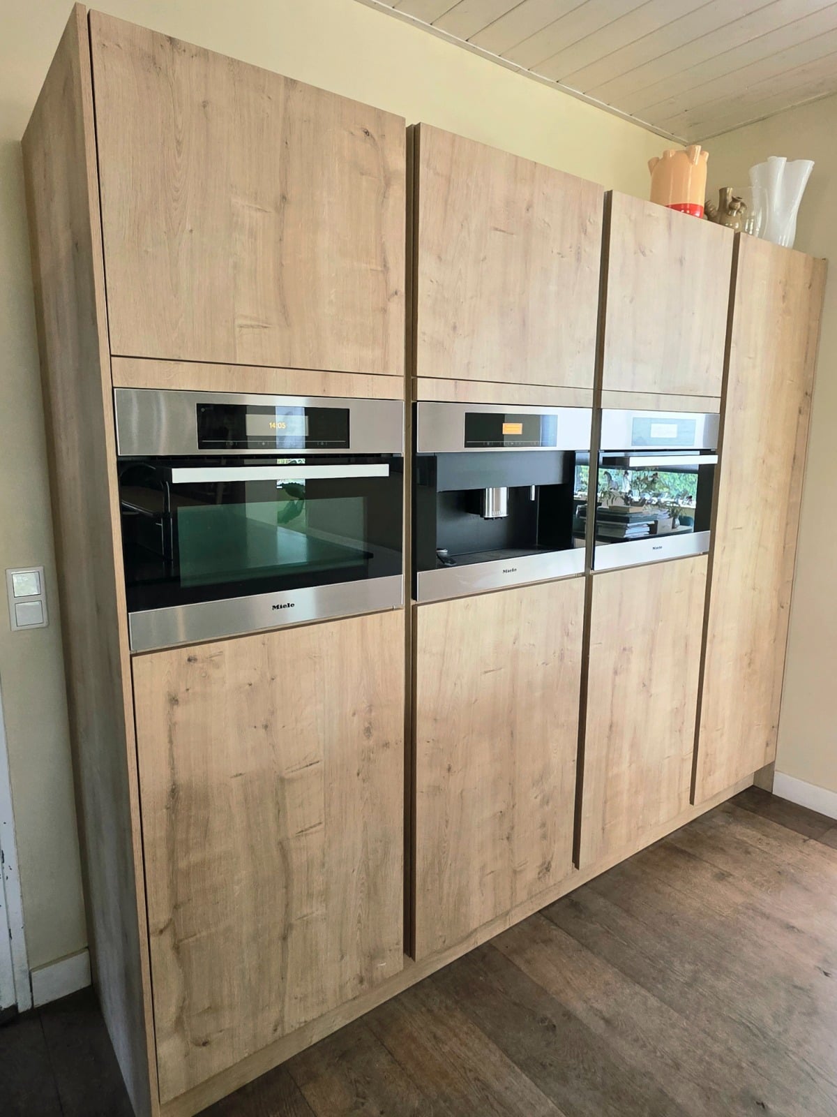 MODERNE HOUTKLEURIGE / MAT WITTE EILANDKEUKEN DIRECT BESCHIKBAAR - Afbeelding 19