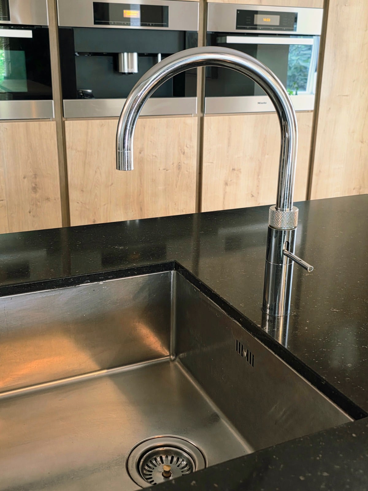 MODERNE HOUTKLEURIGE / MAT WITTE EILANDKEUKEN DIRECT BESCHIKBAAR - Afbeelding 20