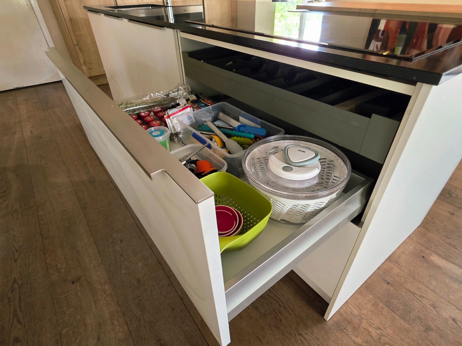MODERNE HOUTKLEURIGE / MAT WITTE EILANDKEUKEN DIRECT BESCHIKBAAR - Afbeelding 23