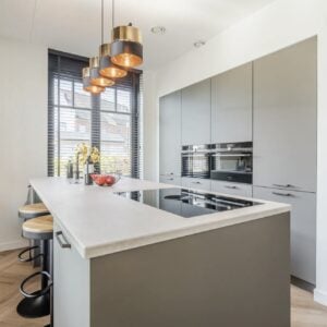 Luxe Matgrijze Eilandkeuken met BORA Kookplaat - MIS DEZE KANS NIET DIRECT BESCHIKBAAR