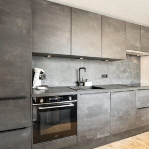 MODERNE GRIJZE BETONLOOK KEUKEN UIT 2023