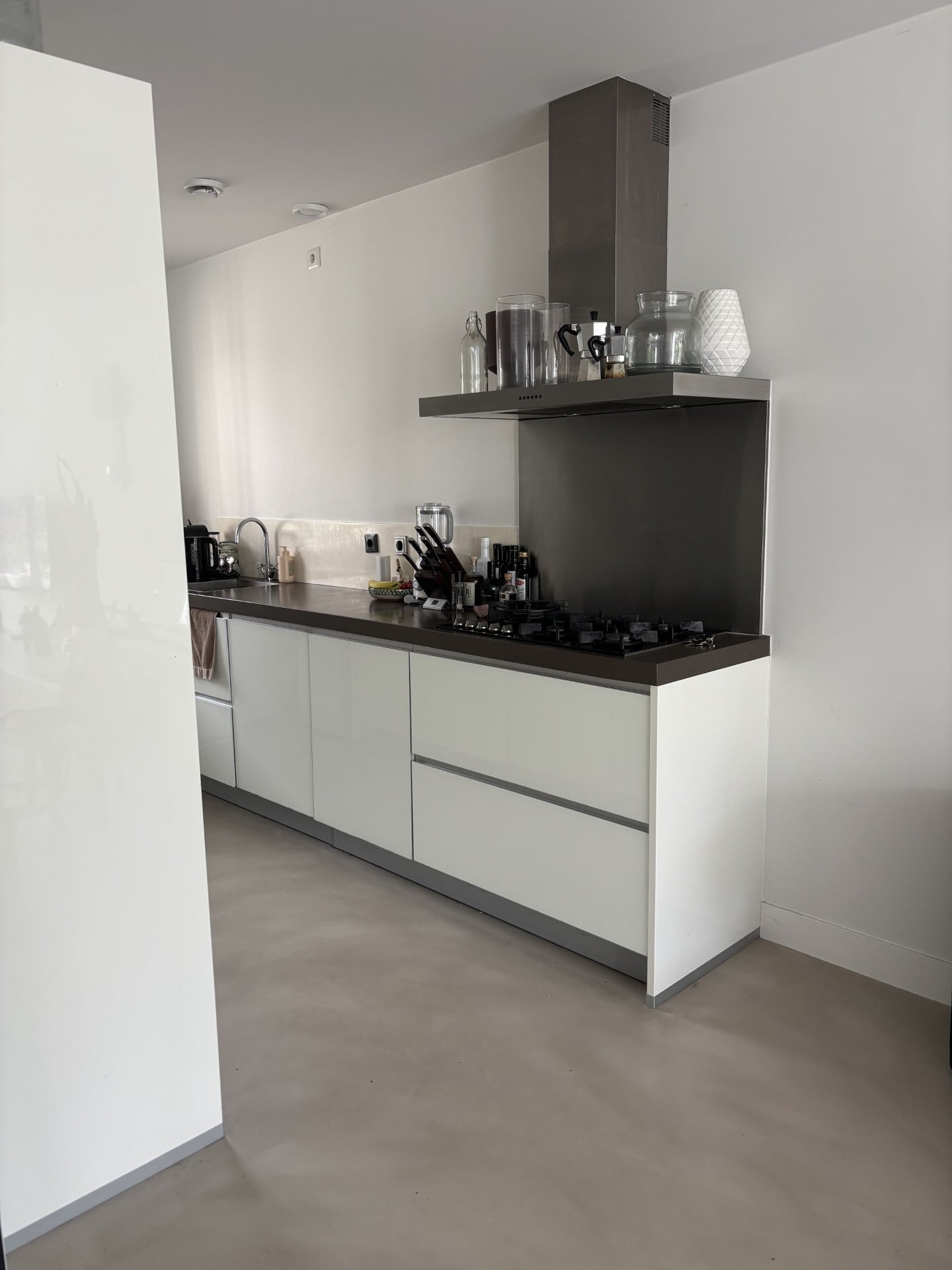 Moderne Duitse ALNO hoogglans keuken –greeploos - Afbeelding 2