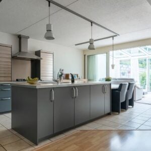 Strakke Moderne Mat Grijze Eilandkeuken incl. Miele Apparatuur & Composiet Werkblad