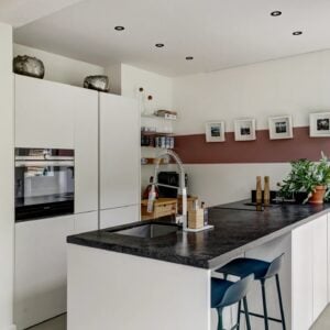 Moderne mat witte eilandkeuken incl Siemens/AEG Apparatuur