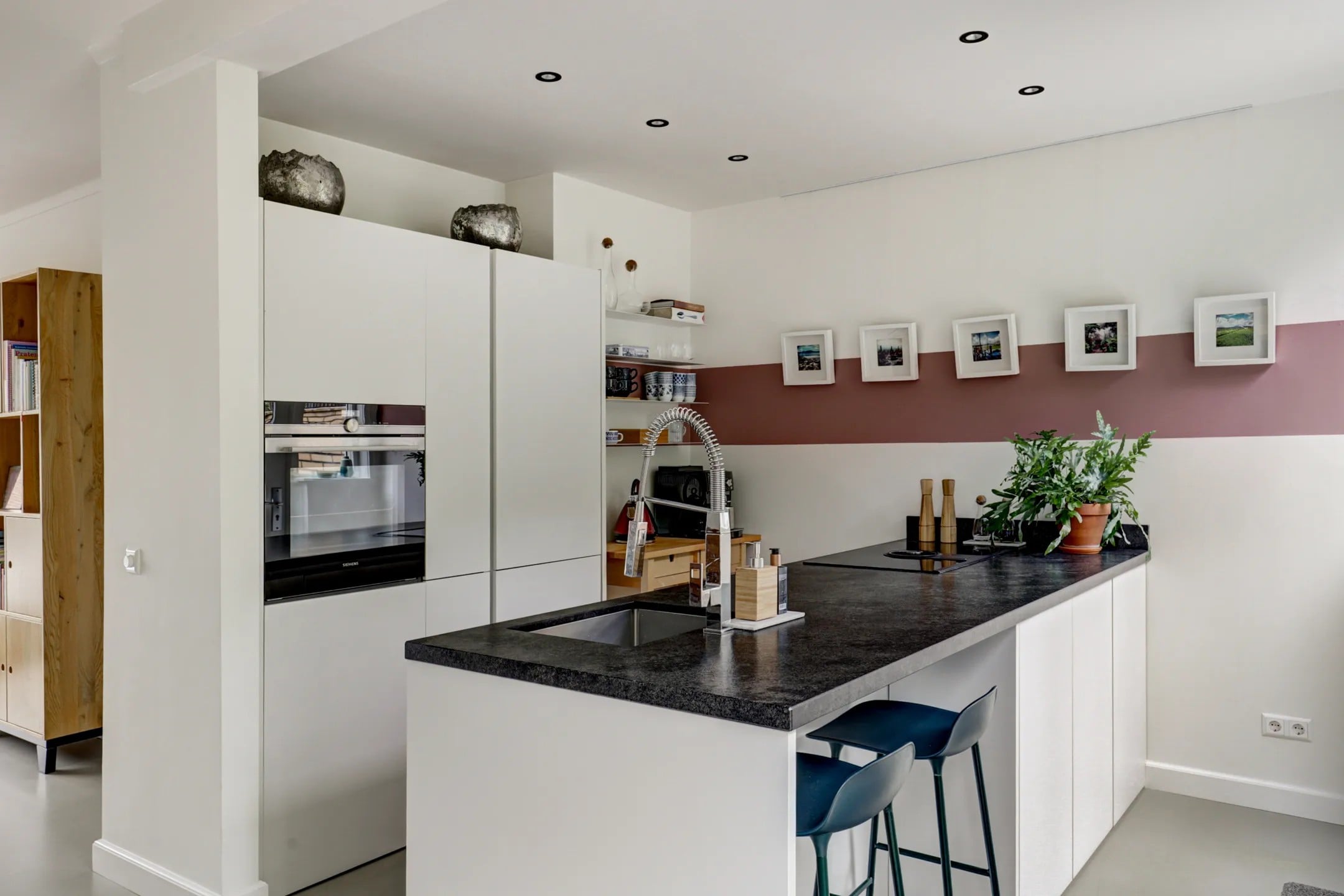 Moderne mat witte eilandkeuken incl Siemens/AEG Apparatuur