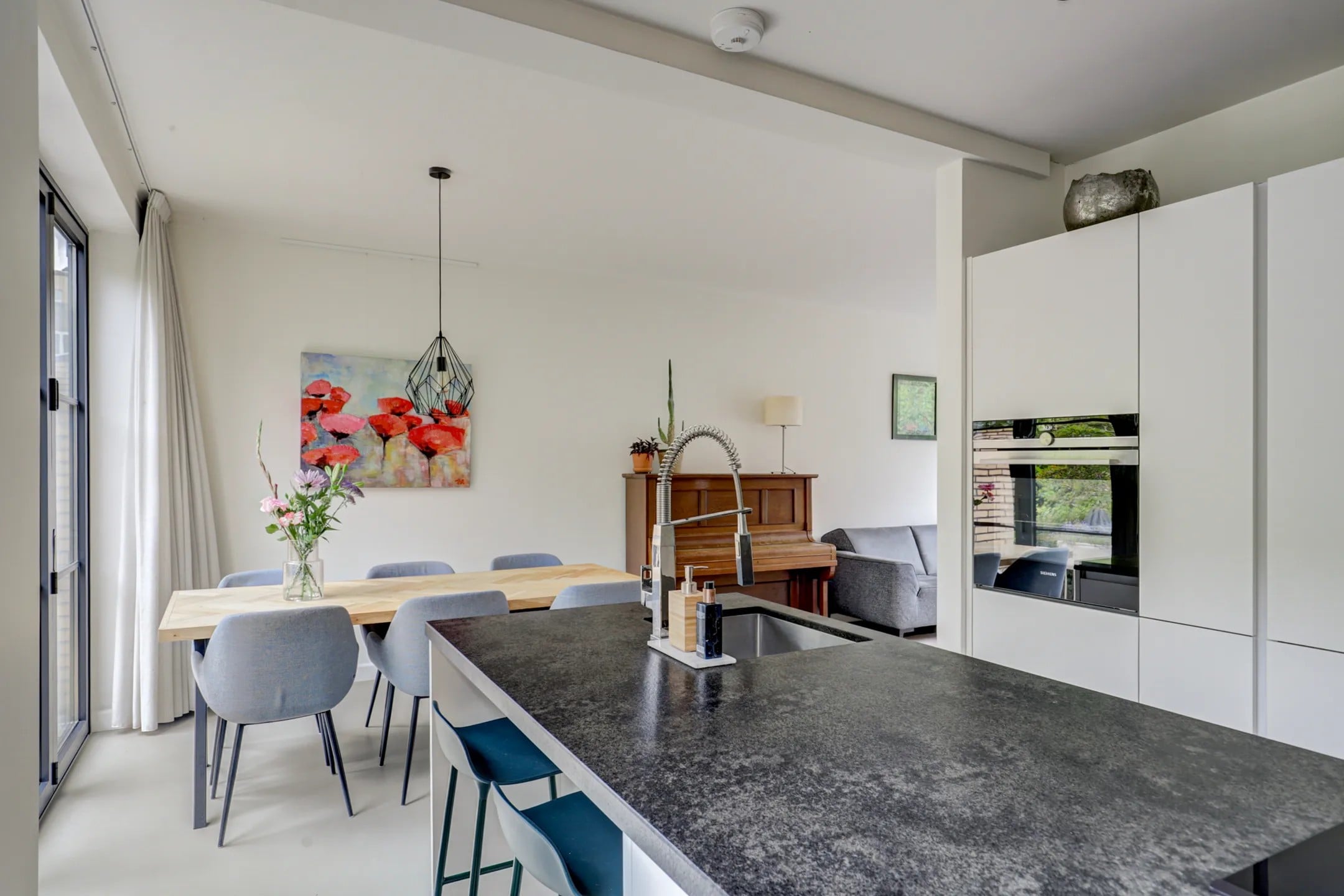 Moderne mat witte eilandkeuken incl Siemens/AEG Apparatuur - Afbeelding 3