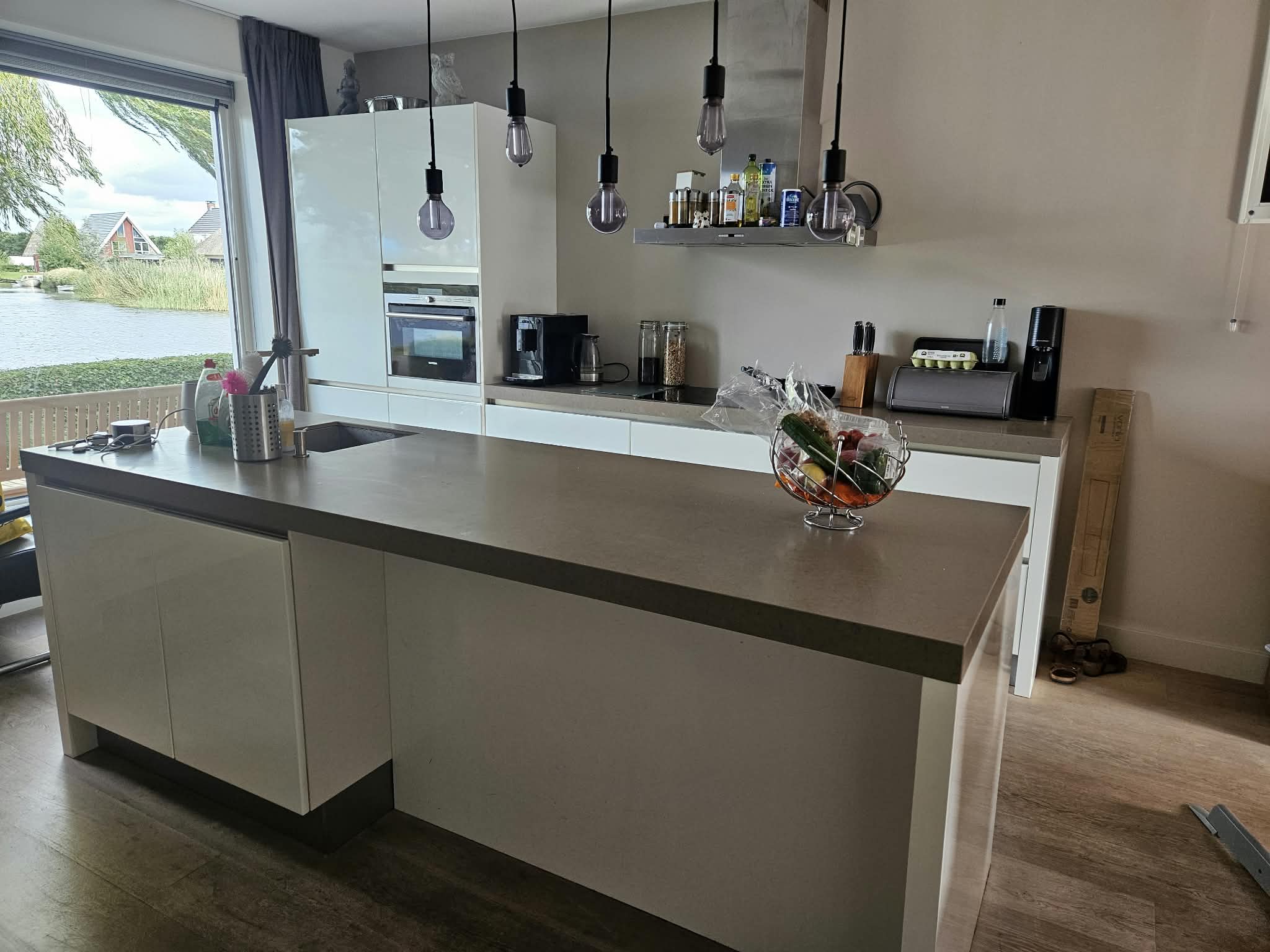 Strakke Moderne Greeploze Hoogglans Witte Eilandkeuken incl. Siemens & Composiet TOP AANBIEDING