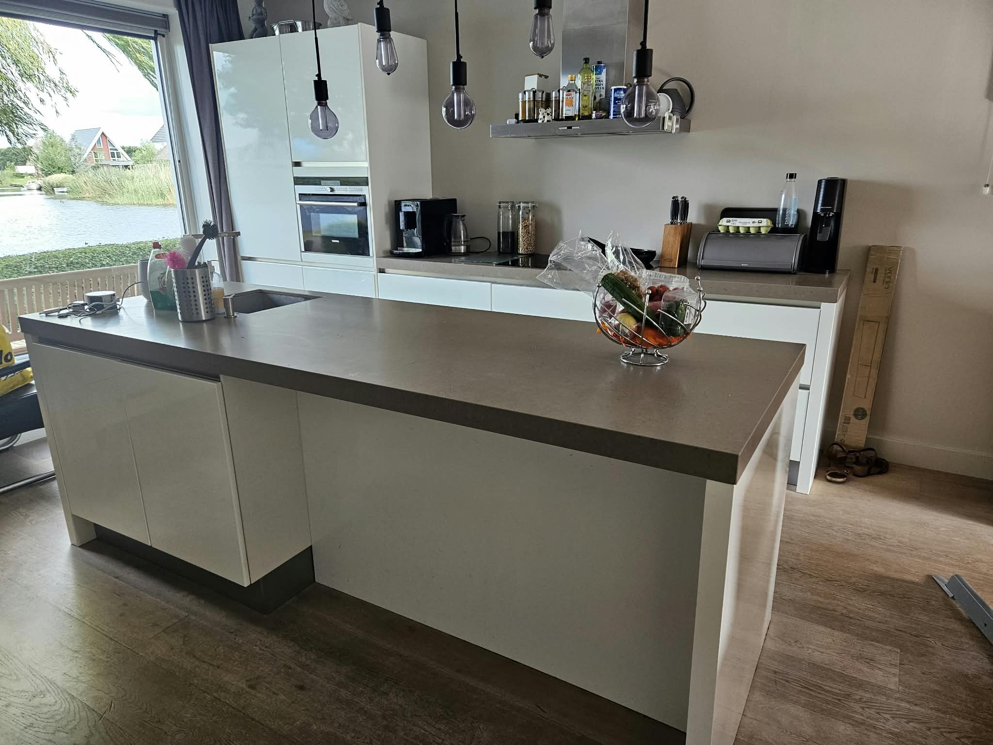 Strakke Moderne Greeploze Hoogglans Witte Eilandkeuken incl. Siemens & Composiet TOP AANBIEDING - Afbeelding 5