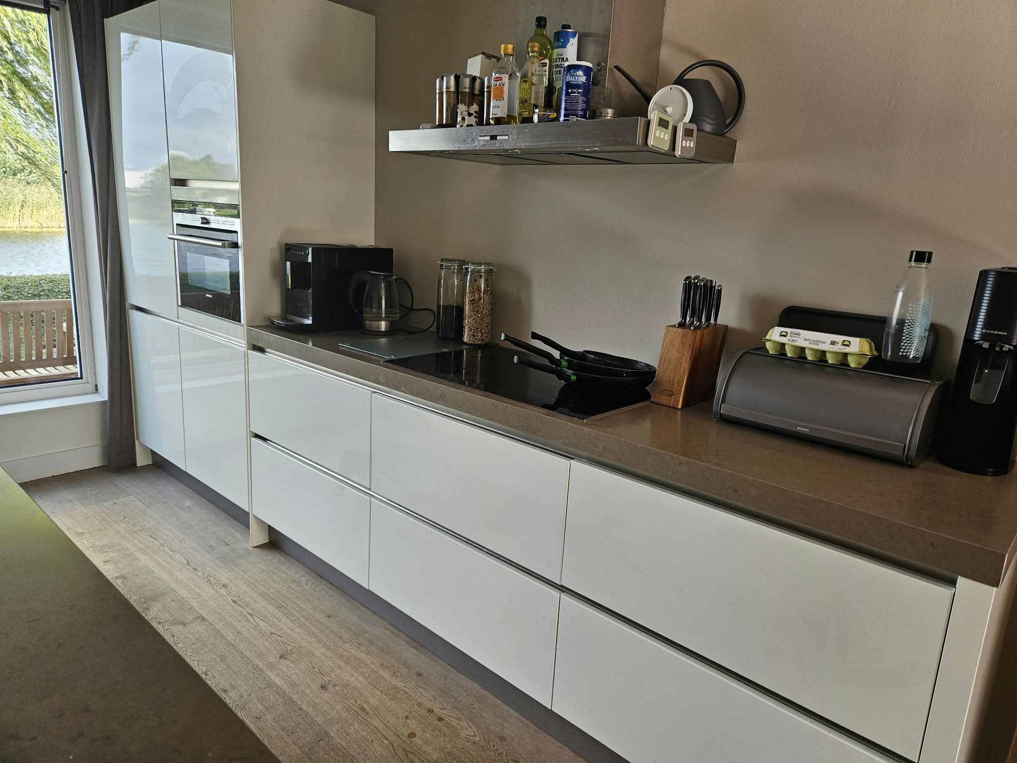 Strakke Moderne Greeploze Hoogglans Witte Eilandkeuken incl. Siemens & Composiet TOP AANBIEDING - Afbeelding 4