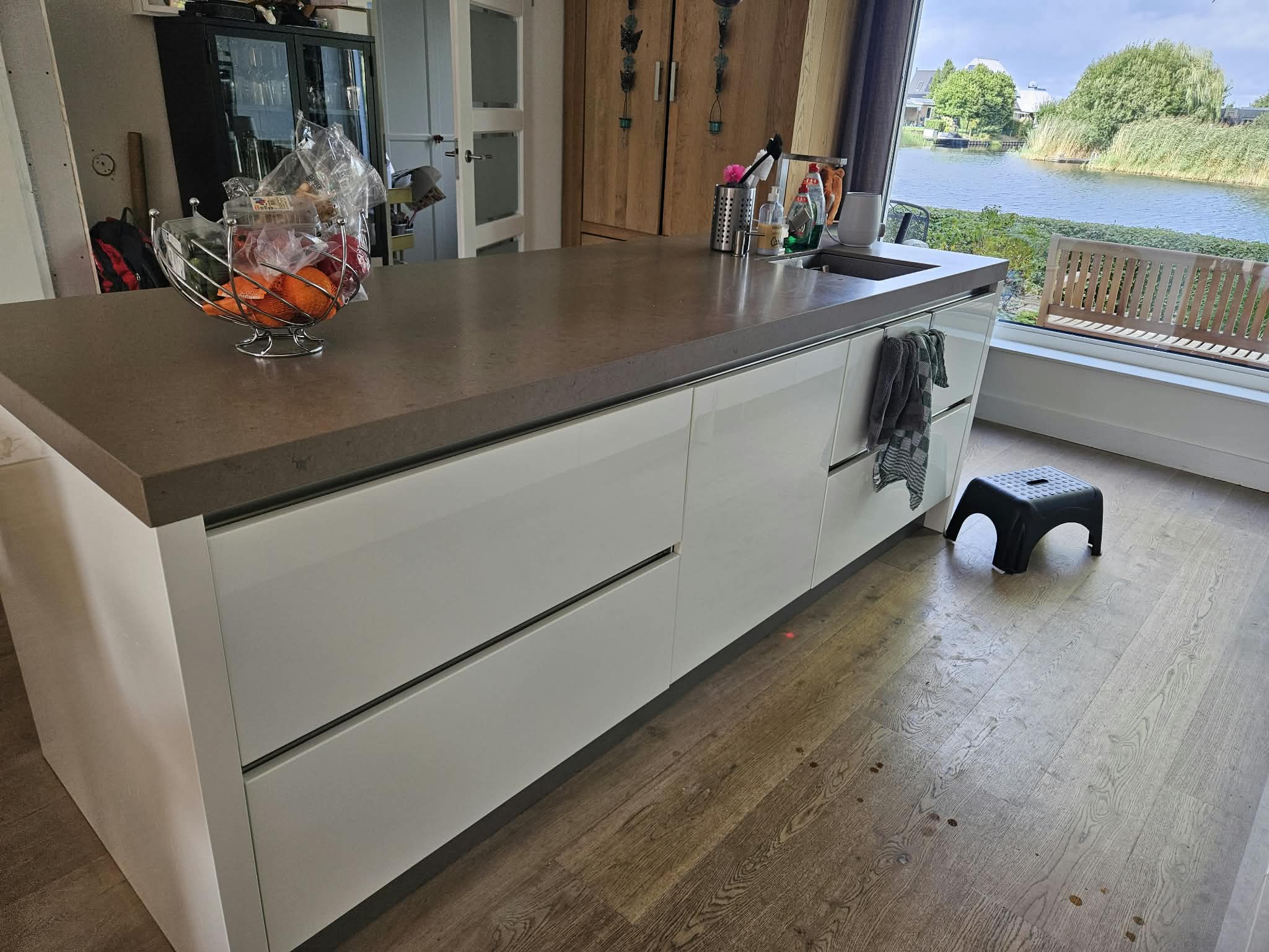 Strakke Moderne Greeploze Hoogglans Witte Eilandkeuken incl. Siemens & Composiet TOP AANBIEDING - Afbeelding 2
