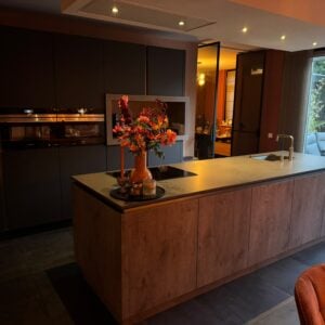 LUXE ANTRACIET/HOUTLOOK EILANDKEUKEN +SIEMENS + QUOOKER
